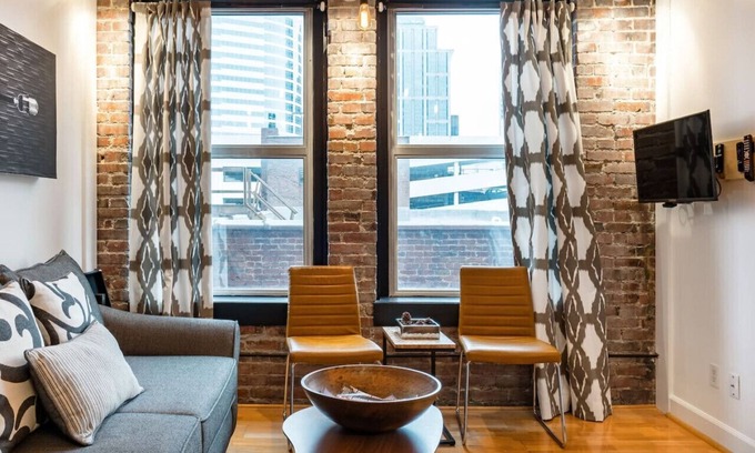 Arts District Condo | Voted Best of Nashville - Vibrant & Fantastic Downtown Condo