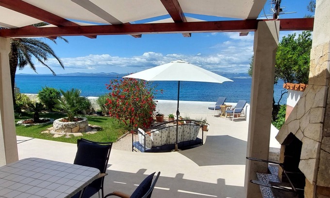 Cove Makarac (Milna) Apartment | Wake up to the sound of the waves and swim in the crystal clear sea.