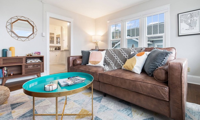 North Admiral House | Walk to Alki-Charming Retreat Steps to Beach