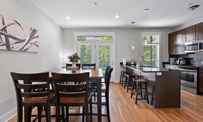 North Capitol House | Walk to Broadway or Germantown Garage & Roof patio