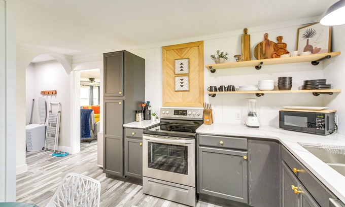 Hot Springs Cottage | Walk to Casino: Home w/Deck in Hot Springs!