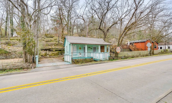 Eureka Springs Historic District Cottage | Walk to Dtwn: Eureka Springs Retreat w/Patio!