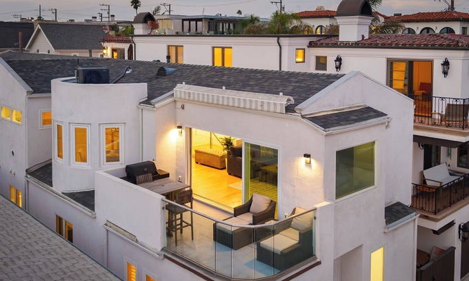 Sand Section House | Walk to Manhattan Beach, Ocean Views, Balcony & Peloton | Casa Del Mar