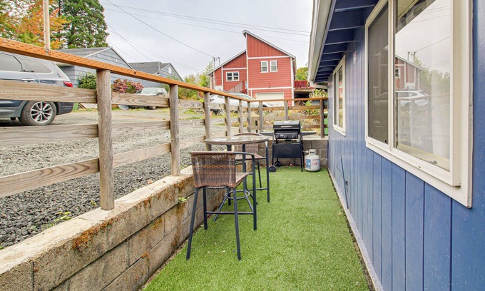 Coos Bay House | Walk to Mingus Park: Quaint Escape w/Private Yard