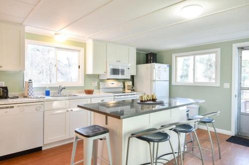 North Eastham House | Walk to Private Beach Dogs Welcome