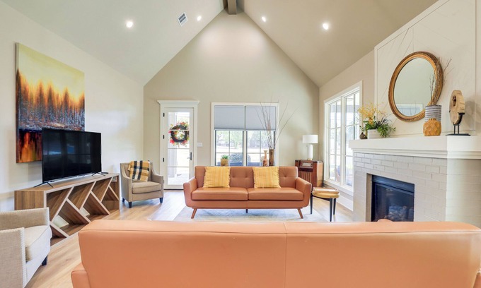 Ovilla House | Walk to Shops & Winery! Stylish Dtwn Ovilla Home