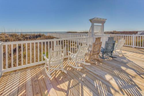 Ocean Isle Beach Apartment | Walk to Shore Ocean Isle Beach Resort-Style Condo