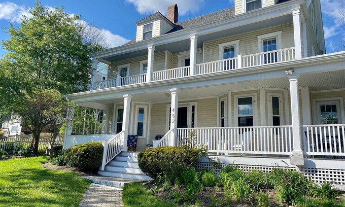 York Harbor Cottage | Walk to the beach - Beautiful home in York Harbor!