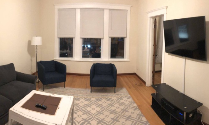 Wrigleyville Apartment | Walk to Wrigley Field/Monthly Discounts Available