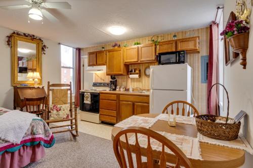 Delphi Apartment | Walkable Dtwn Delphi Studio in Historic Building!
