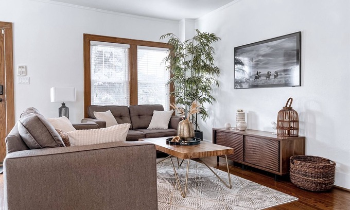 Dundee-Happy Hollow Historic District House | Walkable to Dinner, ☕️, UNMC 🏥! Cozy home in historic Dundee!