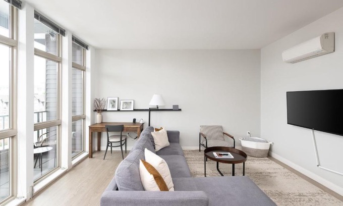 Fifth Ward Apartment | Walker's Point Apt with Gym and Balcony