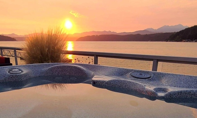 Union House | Walls of Glass at Hood Canal Resort in Union, WA -Pet Friendly