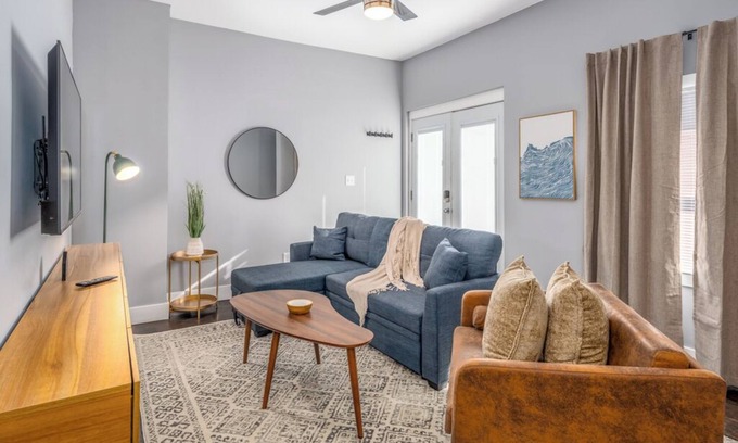 Walnut Hills Apartment | Walnut Hills+5 min to UC+Lux King Beds+Smart TVs+Fiber Wifi+Sleeps 6ppl