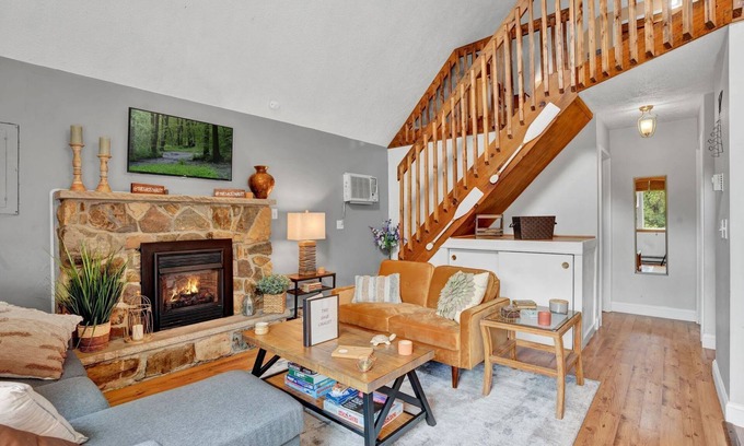 Long Pond Ski Chalet | Warm Chalet in Emerald Lakes, Poconos! Lakes/Pools/Deck/Kayak/Fire pits/Grill
