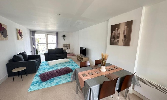 Castle Apartment | Water Front APT Walk to the Beach & City Centre