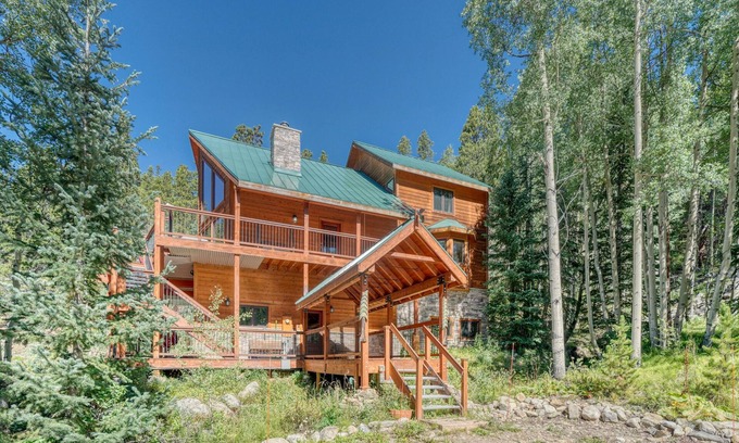 Leadville House | Waterfall Haven-HOT TUB! Minutes to Ski Cooper and Copper Mountain!