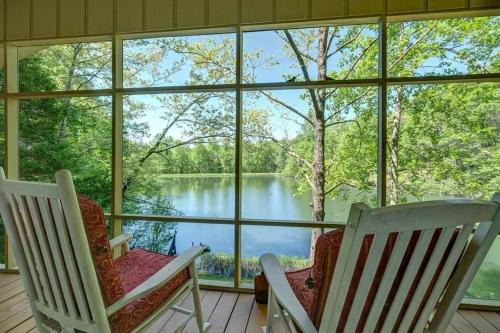Murphy House | Waterfront cabin in the woods
