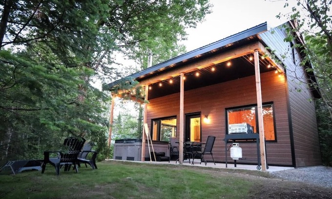 Shannon Apartment | Waterfront Cabin with Spa | Le Huard