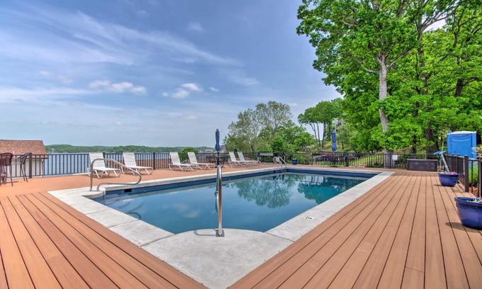Lake Ozark Apartment | Waterfront Condo with Deck - Bring Your Boat!