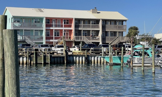 Ono Island House | Waterfront Coral by the Sea! Dolphins! Pets Ok!