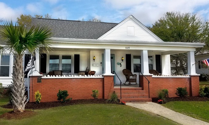 Morehead City House | Waterfront Cottage on Taylor's Creek w/Boat Dock - Near Shops and Restaurants