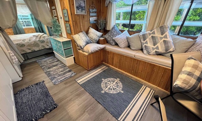 Palmetto Boat Rental | Waterfront Houseboat Oasis at Palm View Marina