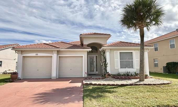 Buena Ventura Lakes House | Waterfront listing close to MCO, USTA, Disney, Universal, and Sea World!