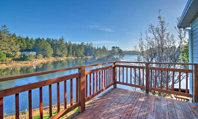 North Bend House | Waterfront North Bend Home 9 Miles into Town