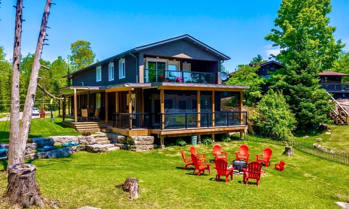 Bobcaygeon Cottage | Waterfront paradise Casa with hot tub