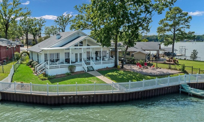 Tool House | WATERFRONT, sun rises, gated yard, spacious porch, 1 story - Serenity!