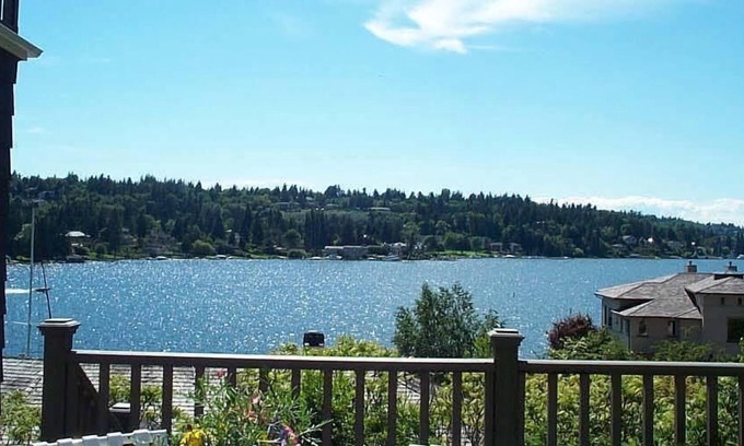 West Bellevue Cottage | Waterfront View Cottage w/ Lake WA Water Access—
