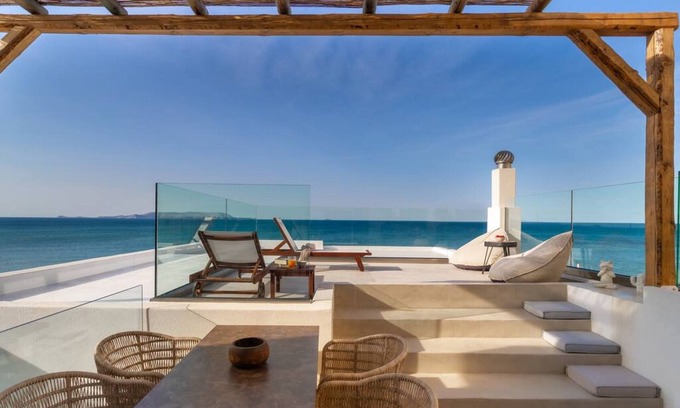 Kokkini Chani House | Wave an Idyllic Seafront Suite