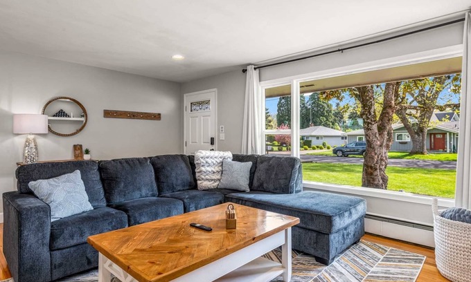 Springfield House | Wayside Retreat, mins to UofO, Hayward Field, Autzen, w game room, BBQ, firepit