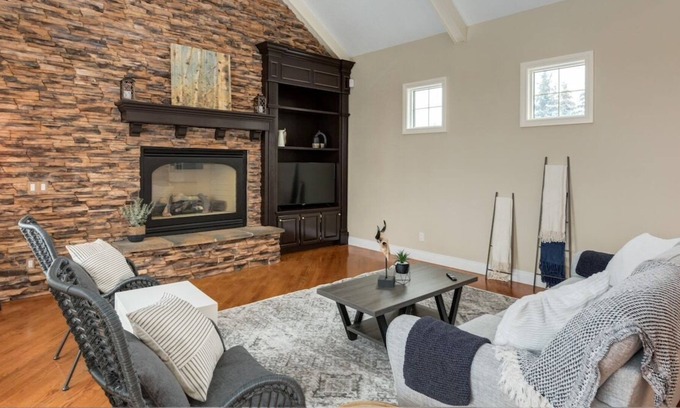 Bearspaw House | Welcome to "Grandview Estate"