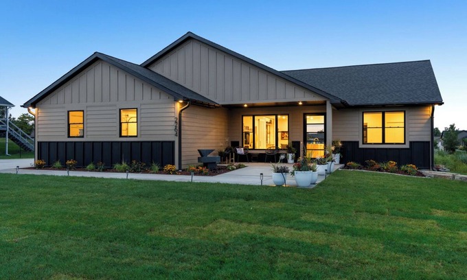 Billings House | Welcome to Lucky 13 Luxurious, private escape on Lake Hills Golf Course.