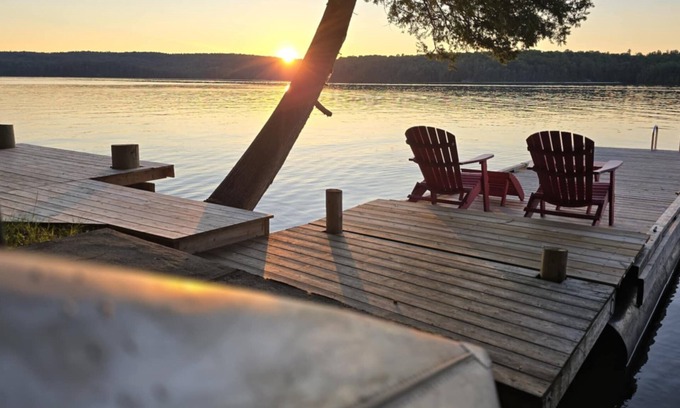 North Frontenac Cottage | WELCOME TO WE BEE ON THE LAKEnIDEAL FOR FAMILY GETAWAYS & PET FRIENDLY ❤️ nnn