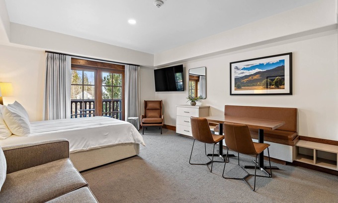 Tamarack Apartment | Welcoming Studio with Balcony