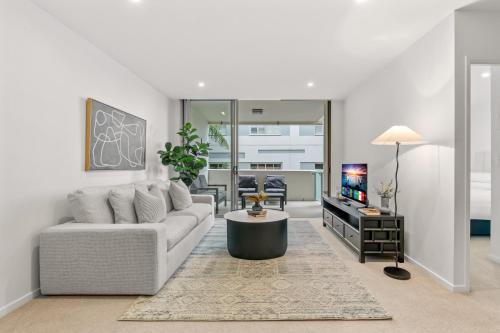 West End Apartment | West End Flat with Pool and BBQ Access