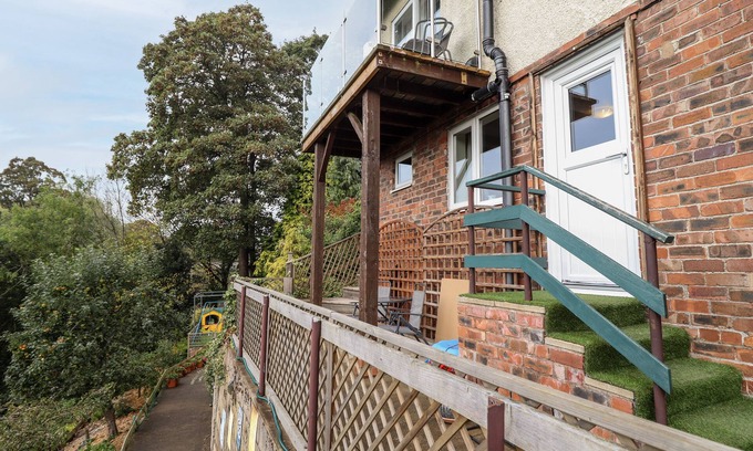 Llangollen Cottage | WESTOE HIDEAWAY, pet friendly, with a garden in Llangollen