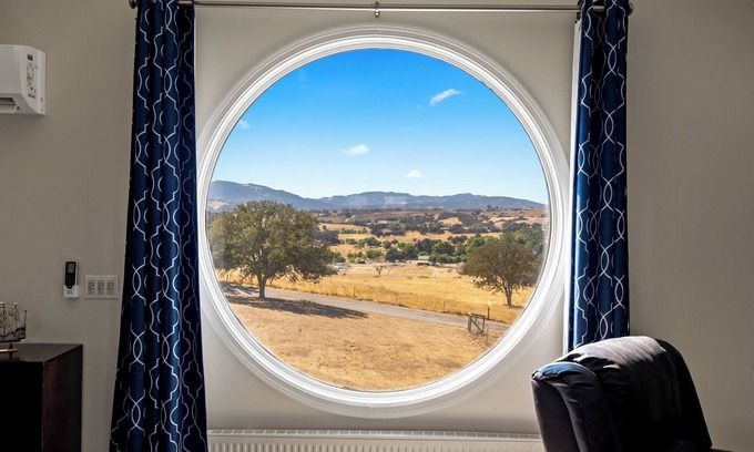 Paso Robles House | Whispering Oaks Manor-Pets Welcome, Spa, Game Room