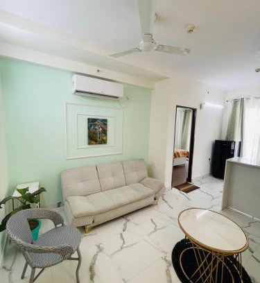 Gurugram Apartment | White Grass3 Cozy Apt in Gurgaon