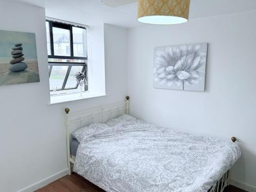 Bradford Apartment | White Rose Double Bed Apartment