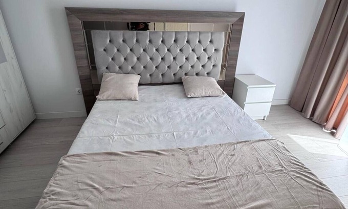 Ploiesti Apartment | White Tower Retreat Balcony + Free Parking