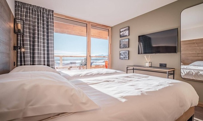 La Rosiere Apartment | Wifi, 100m from ski slopes, 3rd floor, view valley, swimming pool, sauna, hammam, balcony, tv