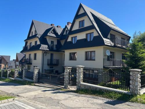 Male Ciche House | Willa Agma