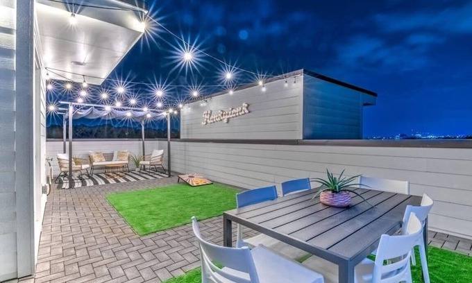 Haynes Area House | Willie’s World! 13 Beds*GameRoom*Huge Rooftop!