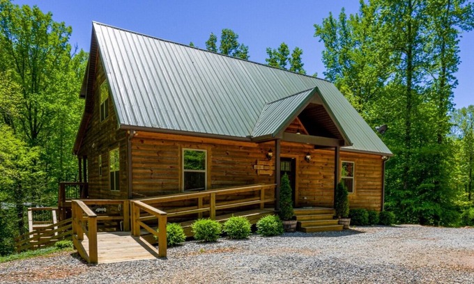 Dahlonega Cabin | Wine Country Retreat-Covered Deck/HotTub/Fire Pit/Playground/Games Galore!