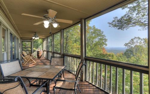 Big Canoe House | Wine Down Cottage - Mountain Views Sip Wine Fireside Watch Netflix Play Golf