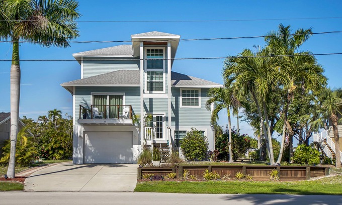 Isles of Capri House | Winter Getaway by the Bay-Pool & Spa! Direct Water View! Near Marco Is. Beaches.